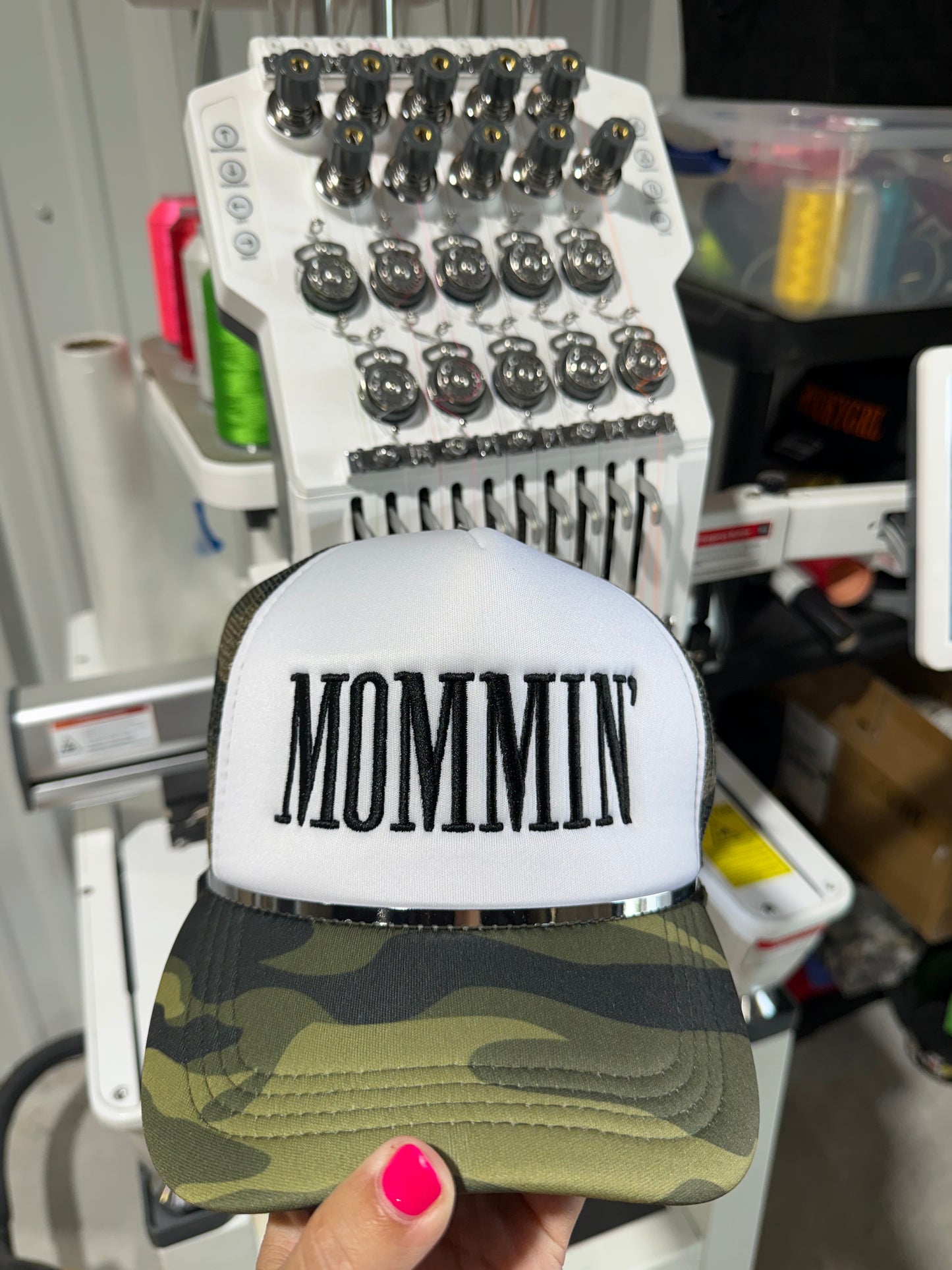 MOMMIN’ embroidered trucker hat